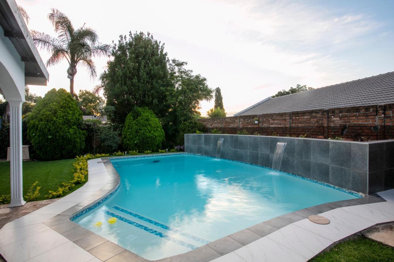 200m2 1 slaapkamer, 2 privé badkamer Huis in Garsfontein Pretoria-Noord Buitenkant foto