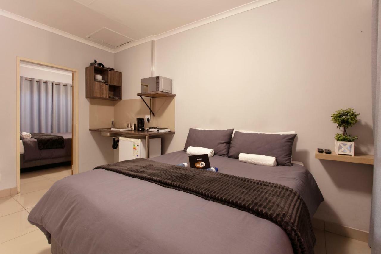200m2 1 slaapkamer, 2 privé badkamer Huis in Garsfontein Pretoria-Noord Buitenkant foto