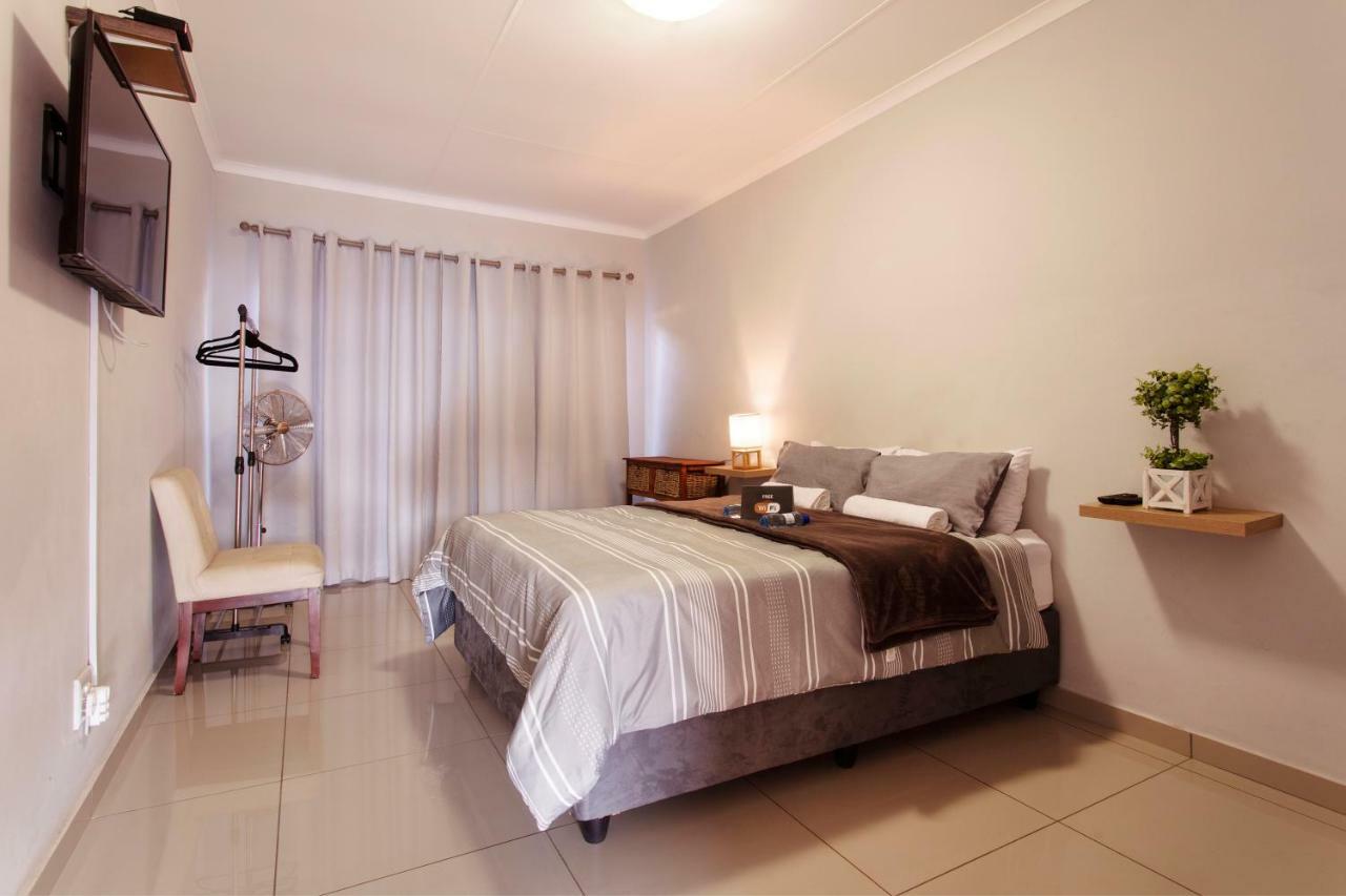 200m2 1 slaapkamer, 2 privé badkamer Huis in Garsfontein Pretoria-Noord Buitenkant foto